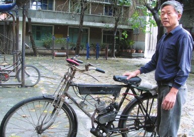 自贡:最牛改装自行车时速高达90公里(图)