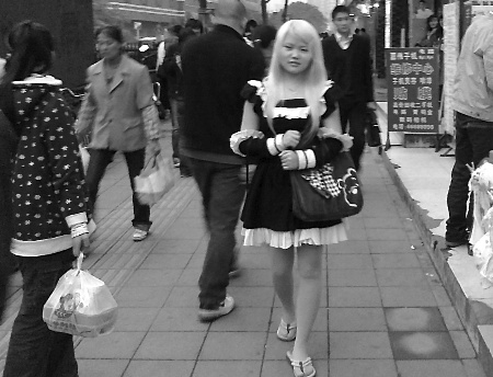 17岁女孩穿日本动漫女仆服装逛街 父母不管