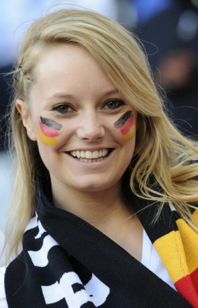 美女球迷PK:西班牙女郎对阵德国啤酒姑娘_2010世界杯