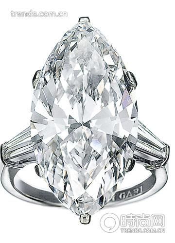 Bulgari Griffe 系列铂金钻戒18K 金镶 嵌一颗马眼形切割钻石戒指