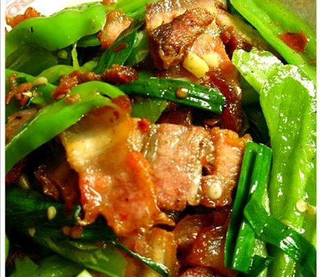 青椒回锅肉++++材料:卤熟的五花肉2块
