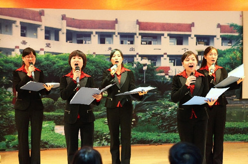 棠湖中学举办庆国庆 迎校庆教师诗歌朗诵比赛