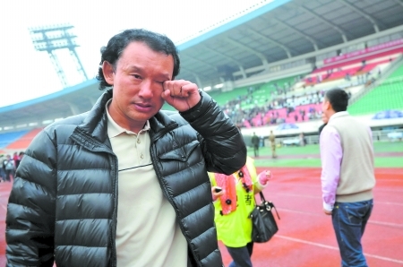 成都谢菲联2比2战平广州恒大 球员球迷泪浸成