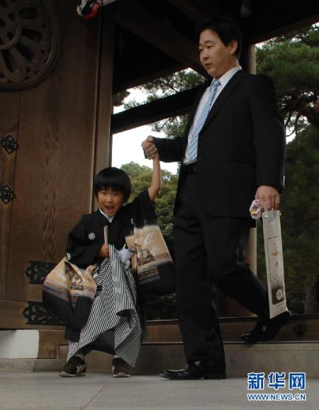 日本传统儿童节七五三 父母带孩子去祈福_教