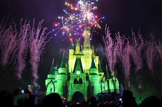 实拍:在世界最大的迪士尼城堡过圣诞_教育频道