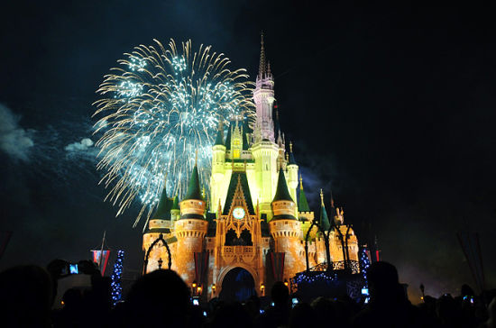 实拍:在世界最大的迪士尼城堡过圣诞_教育频道