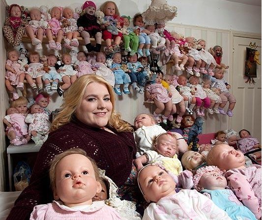 不孕女购97个洋娃娃抚养 梦想当妈_健康频道