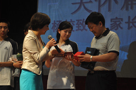 成都石室外语学校举行2010年高三年级成人仪