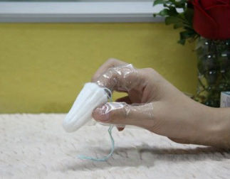 性感女模亲身示范 手把手教你正确使用卫生棉条