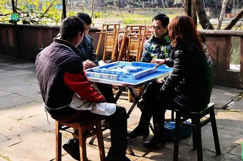 四川人爱打麻将是出了名的。