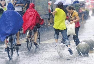 27日下午,成都突降大暴雨,春熙路上一小伙在雨中奔跑.雷远东摄