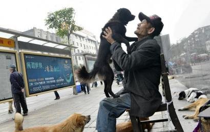 10月24日，刘大爷在工作间隙抱着一个狗狗。